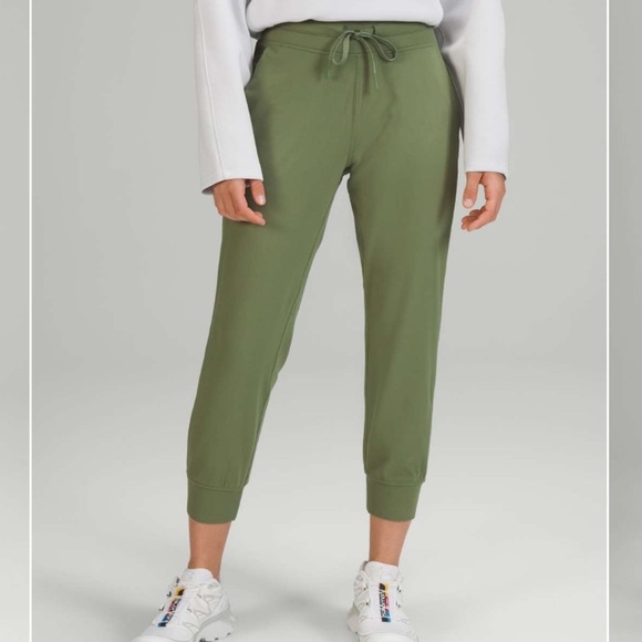 Lululemon High-Rise Jogger Crop - Picture 1 of 12